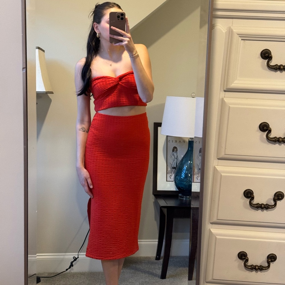 Matching set!! It’s more of an orange red